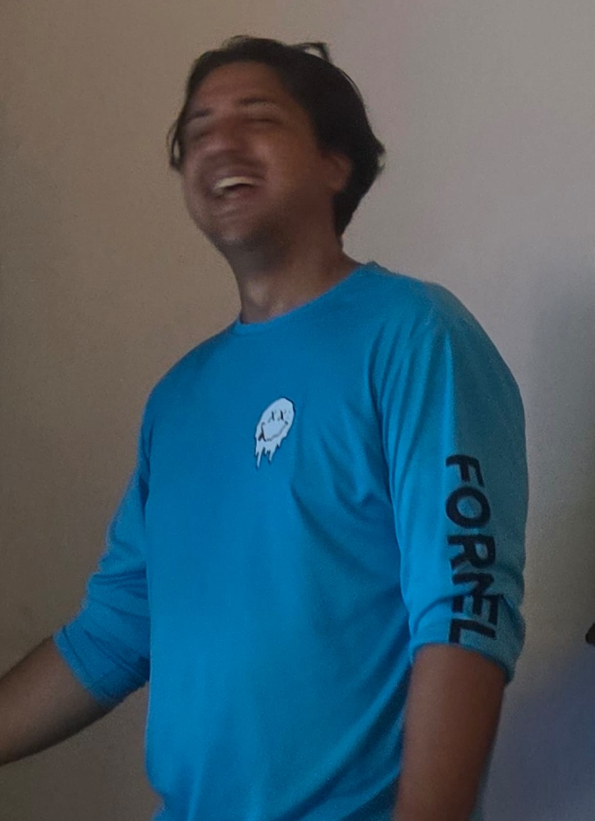 Carlos Eduardo Ibarra López sonriendo, con una camiseta azul